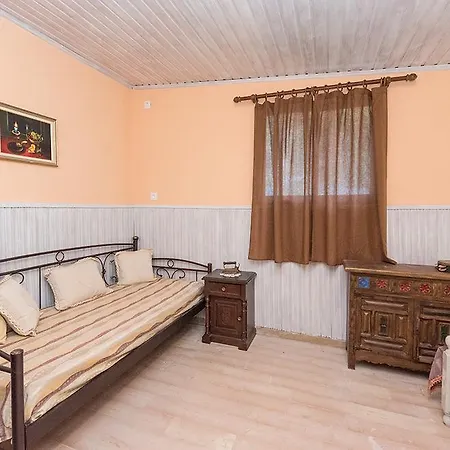 Argo, Feakia Vilă *